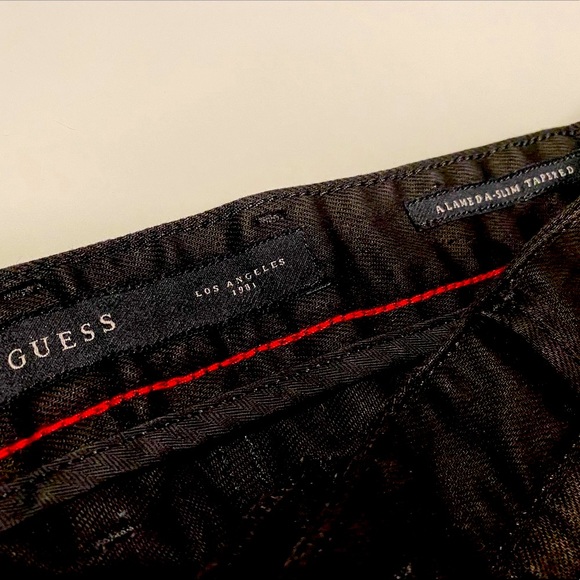 Pair of men’s Guess jeans (Black/Size 32) In perfect condition. Barely touched. - Picture 4 of 5